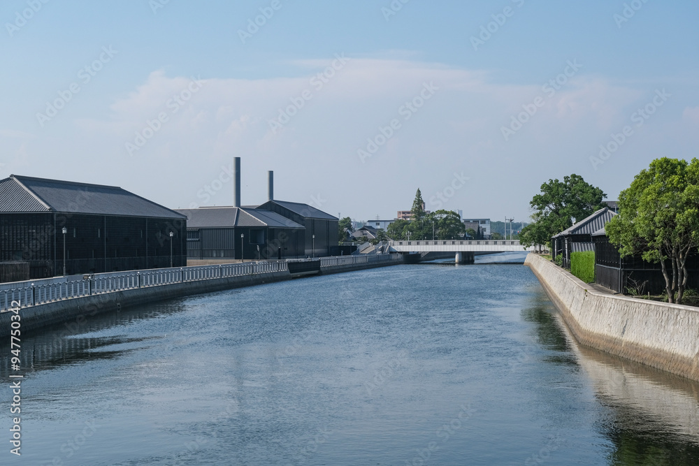黒板囲いの蔵が並ぶ半田運河