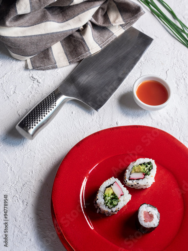 Cibo sushi giapponese. Maki e uramaki su tavolo rosso e sfondo bianco. Vista dall'alto