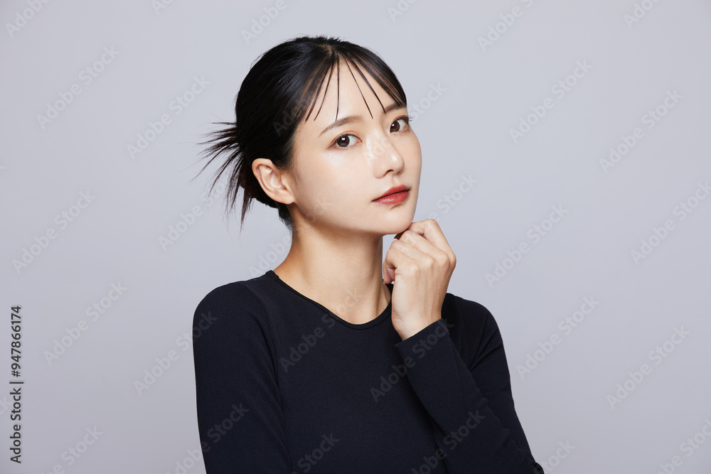 白背景で撮影をした若い女性のシックなメイクアップイメージ