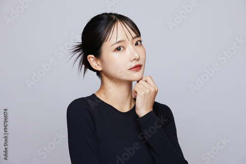 白背景で撮影をした若い女性のシックなメイクアップイメージ