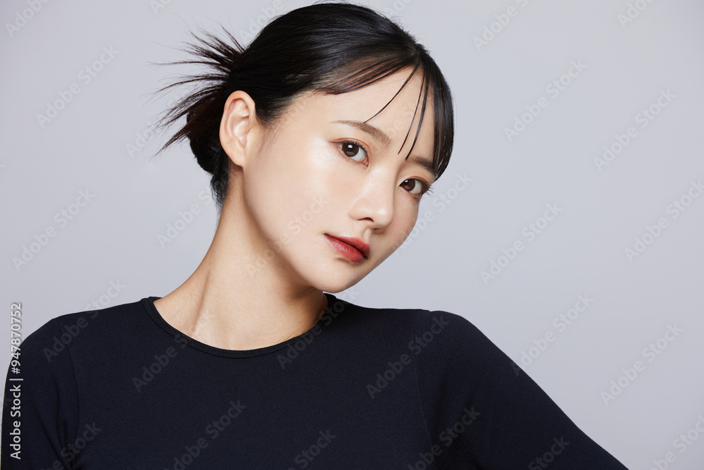 白背景で撮影をした若い女性のシックなメイクアップイメージ 白背景で撮影をした若い女性のシックなメイクアップイメージ