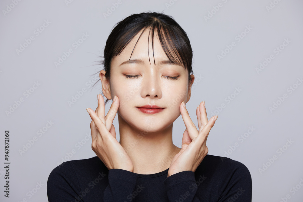 白背景で撮影をした若い女性のシックなメイクアップイメージ