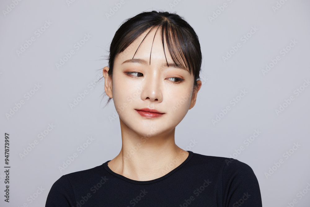 白背景で撮影をした若い女性のシックなメイクアップイメージ 白背景で撮影をした若い女性のシックなメイクアップイメージ
