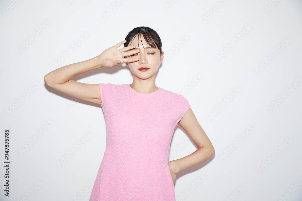 白背景で撮影をした若い女性のカジュアルなメイクアップイメージ