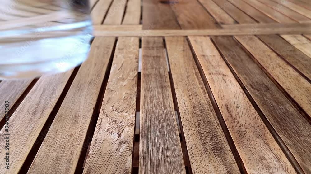 Llenando un vaso de agua sobre una mesa