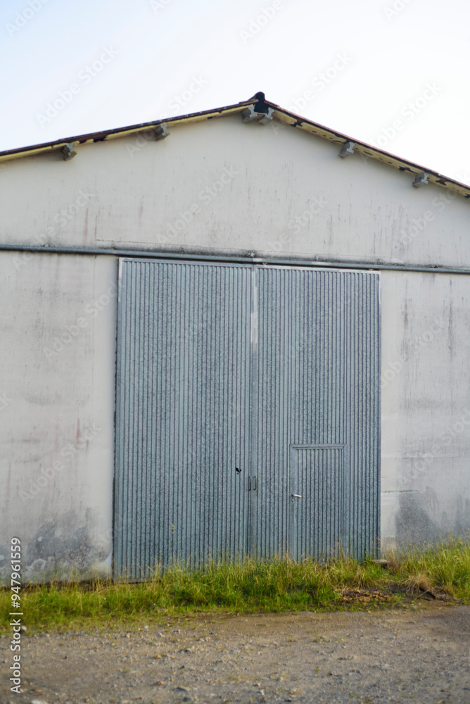 Fototapeta premium Puerta metálica en nave agrícola