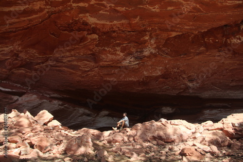 homem na caverna do zé sem chapéu, atrativo turístico na região de pinga fogo, interior de mineiros, goiás photo