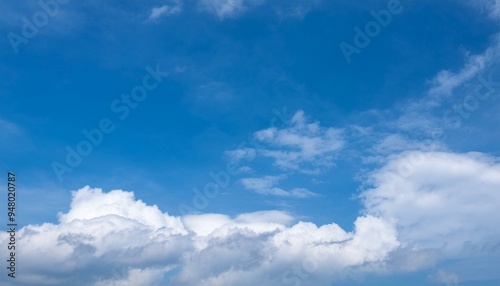 Cielo azul con nubes de verano despejado