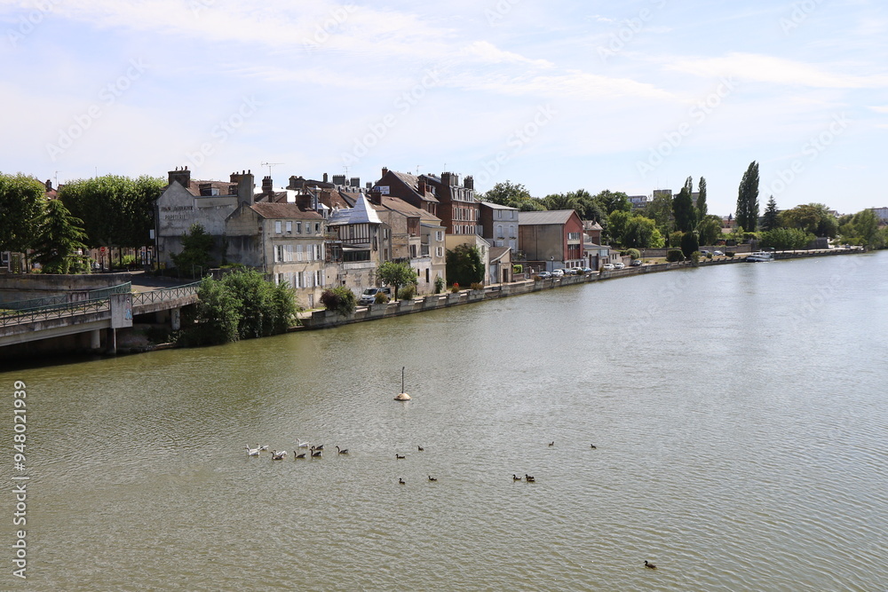 Fototapeta premium La rivière Oise dans la ville, ville de Compiègne, département de l'Oise, France