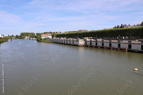 Wallpaper Mural La rivière Oise dans la ville, ville de Compiègne, département de l'Oise, France Torontodigital.ca