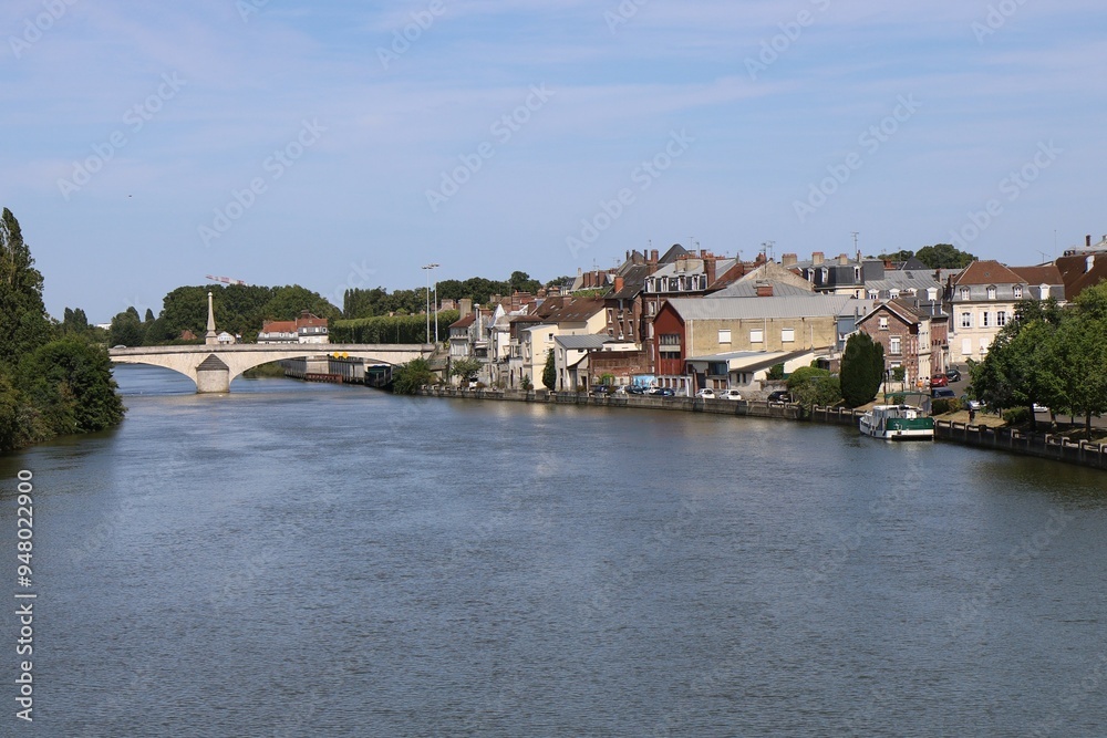 La rivière Oise dans la ville, ville de Compiègne, département de l'Oise, France La rivière Oise dans la ville, ville de Compiègne, département de l'Oise, France