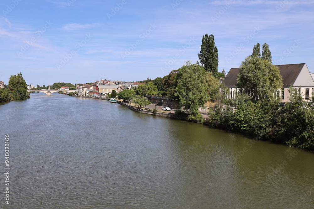 Obraz premium La rivière Oise dans la ville, ville de Compiègne, département de l'Oise, France