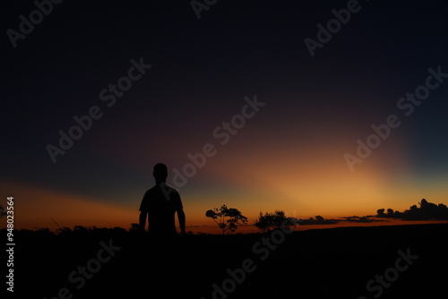 silhueta de homem em por do sol na chapada dos veadeiros, goiás 