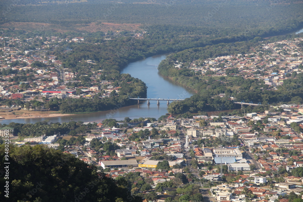 Fototapeta premium vista panoramica da cidade de barra do garças e aragarças, divisa de goiás e mato grosso 