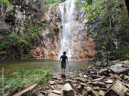 homem na cachoeira dos dragões, pirenópolis, goias 