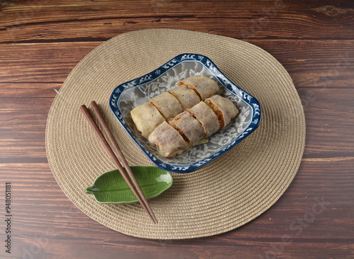 Obraz na płótnie Homemade traditional asian food nyonya Popiah Spring Roll fresh vegetables, bean curd, fried shallots, dried shrimp, sweet chili paste and braised turnip on wood table vegan halal menu for cafe w salonie
