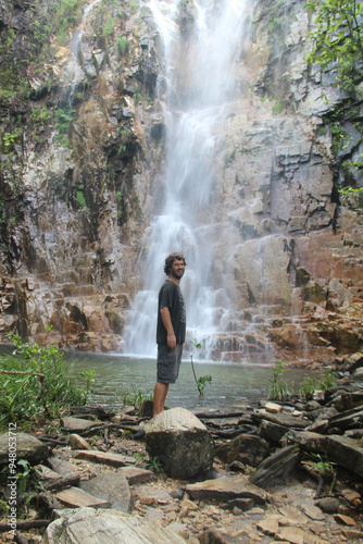 homem na cachoeira dos dragões, em pirenópolis, goiás