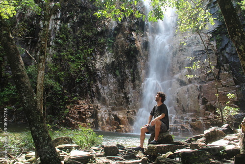 homem na cachoeira dos dragões, em pirenópolis, goiás