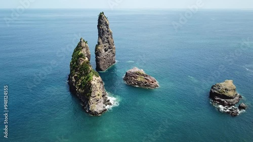 Des îlots à la forme de monolithes sortent tout droit des eaux sereines de l’île de Flores , sur la baie d'Algoa photo