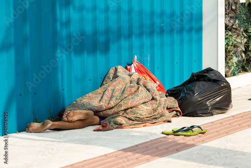 Homem dormindo na rua, pobreza, morador de rua photo