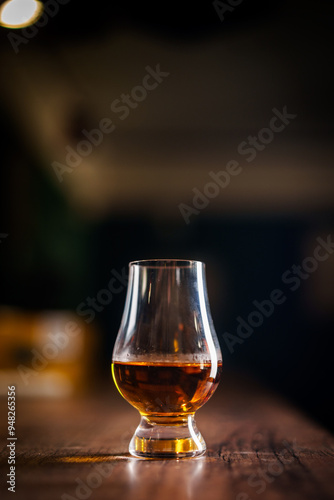 Obraz na płótnie Single malt whisky glass w salonie