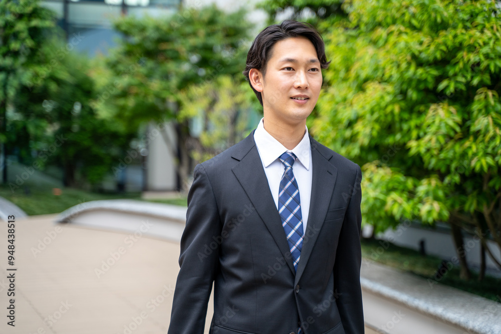 鞄を持って外回り営業する男性ビジネスマン 鞄を持って外回り営業する男性ビジネスマン