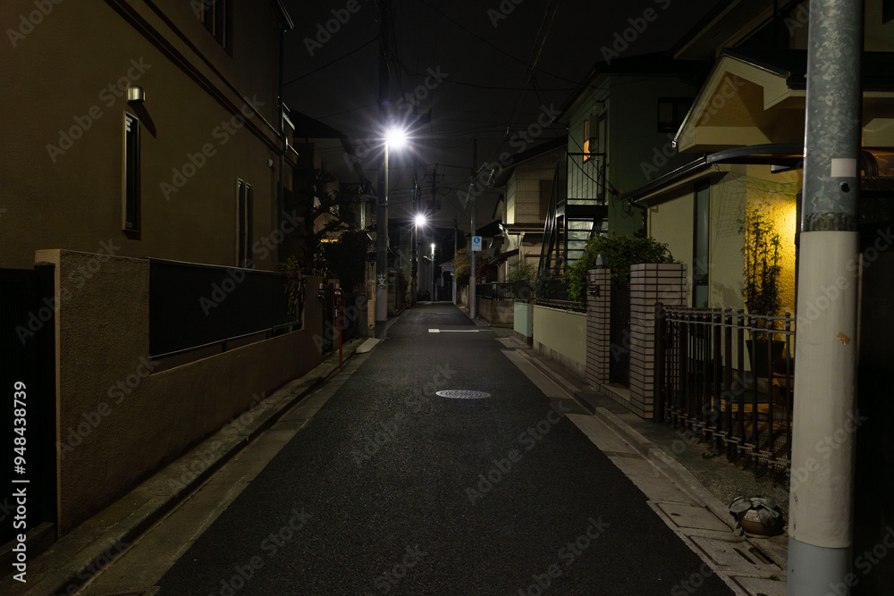 真夜中の住宅街、暗がりの路地、閑静な住宅街の夜道 真夜中の住宅街、暗がりの路地、閑静な住宅街の夜道