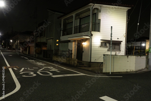 Wallpaper Mural 真夜中の住宅街、暗がりの路地、閑静な住宅街の夜道 Torontodigital.ca