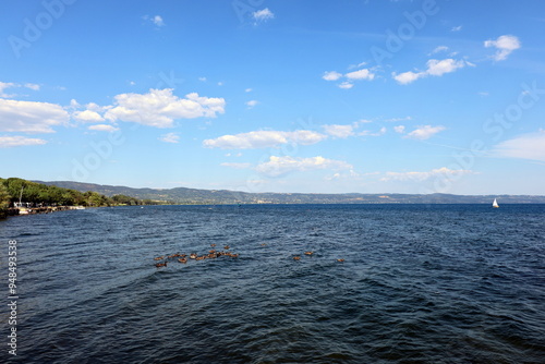 Enten schwimmen auf dem Bolsenasee photo