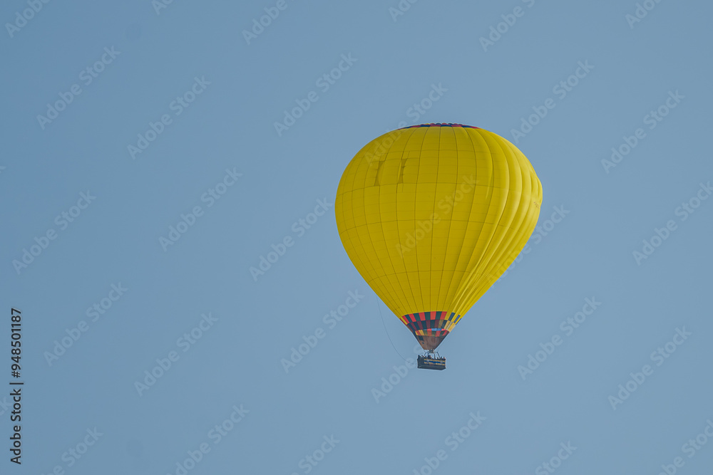 Naklejka premium Ein Heißluftballon am blauen Sommerhimmel