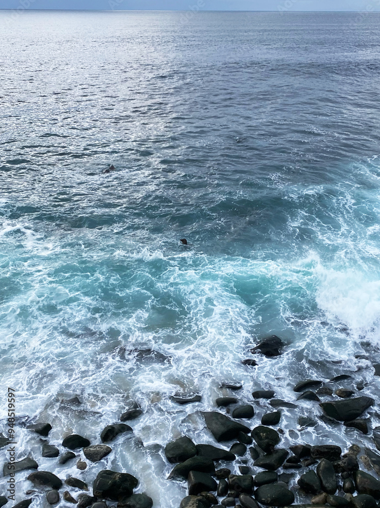 Fototapeta premium Waves crashing on rocks