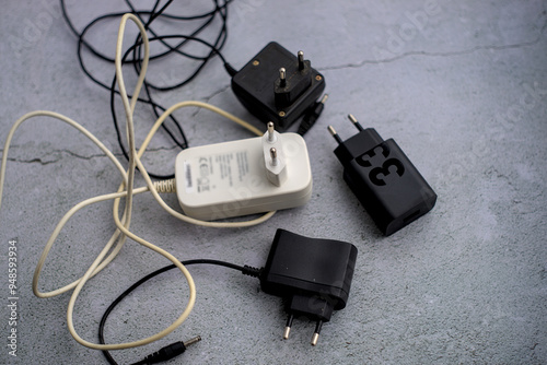 Obraz na płótnie Black and white mobile phone chargers w salonie