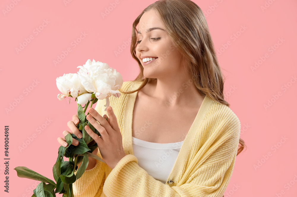 Φωτογραφία Beautiful young woman with bouquet of peony flowers on pink background