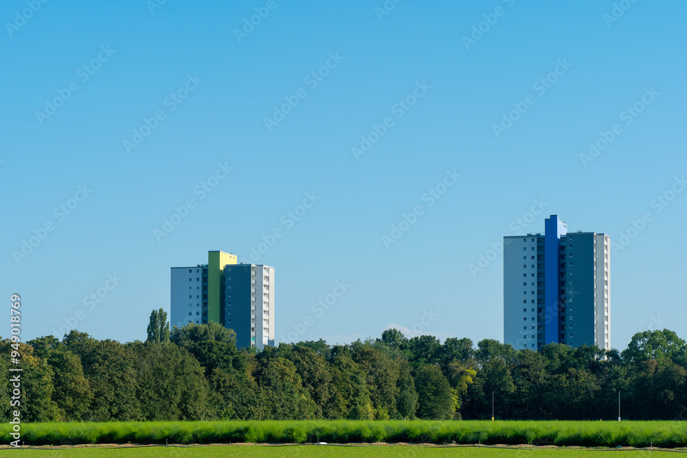 Obraz premium two tall buildings are in the distance with a clear blue sky above them
