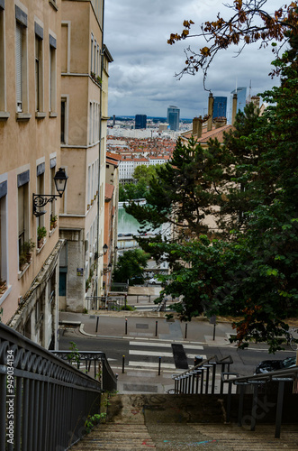 Foto Escaliers urbains descendant vers la ville avec vue panoramique
