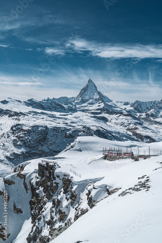 Das Matterhorn im Winter mit Zug