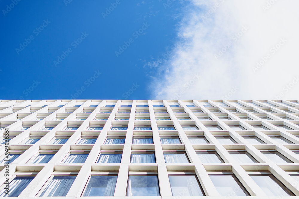 Gebäude vor blauem Himmel Gebäude vor blauem Himmel