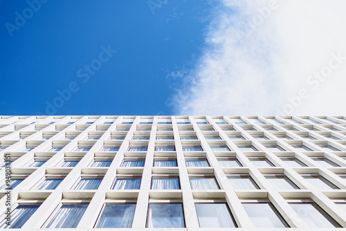 Gebäude vor blauem Himmel photo