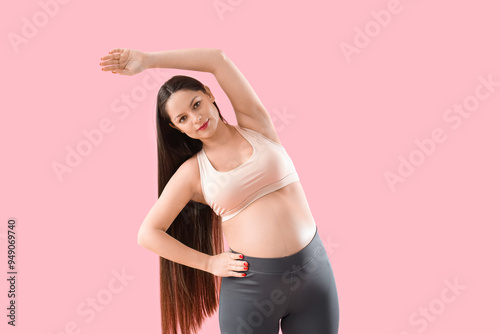 Sporty pregnant woman train...