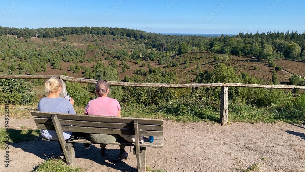 Menschen sitzen vor einer Landschaft Menschen sitzen vor einer Landschaft