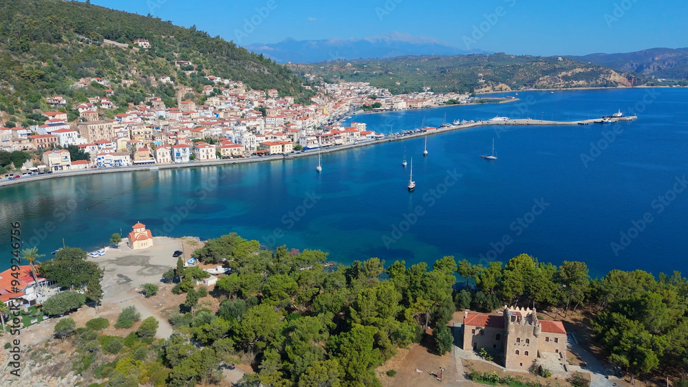 Obraz premium greece peloponnese region gytheio town lighthouse coastal houses chapel and boats aerial view