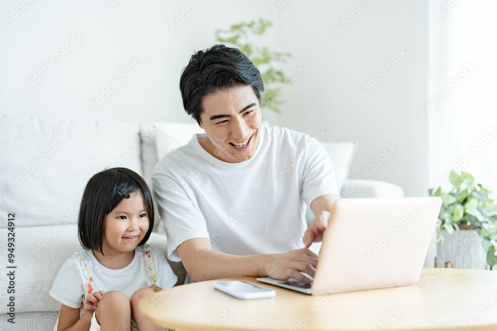 子供と一緒にパソコンを見るお父さん 子供と一緒にパソコンを見るお父さん