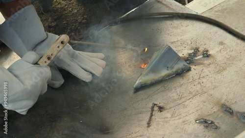 Wallpaper Mural 불꽃을 튀기며 금속을 용접하는 작업자 Torontodigital.ca