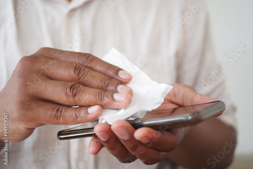  cleaning mobile phone display for preventing virus 