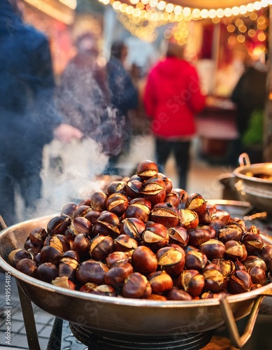 Primer plano de unas castañas asadas en un mercado tradicional del sur de Europa; tradiciones, mercados