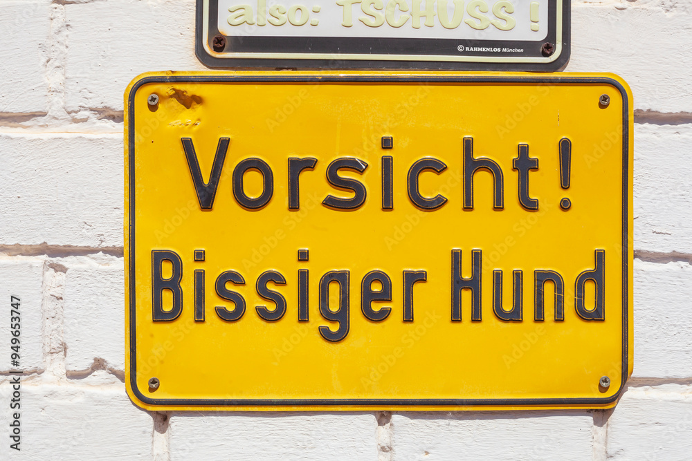 Obraz premium Schild Warnung vor dem Hund, Bissiger Hund an einer Hausmauer, Deutschland