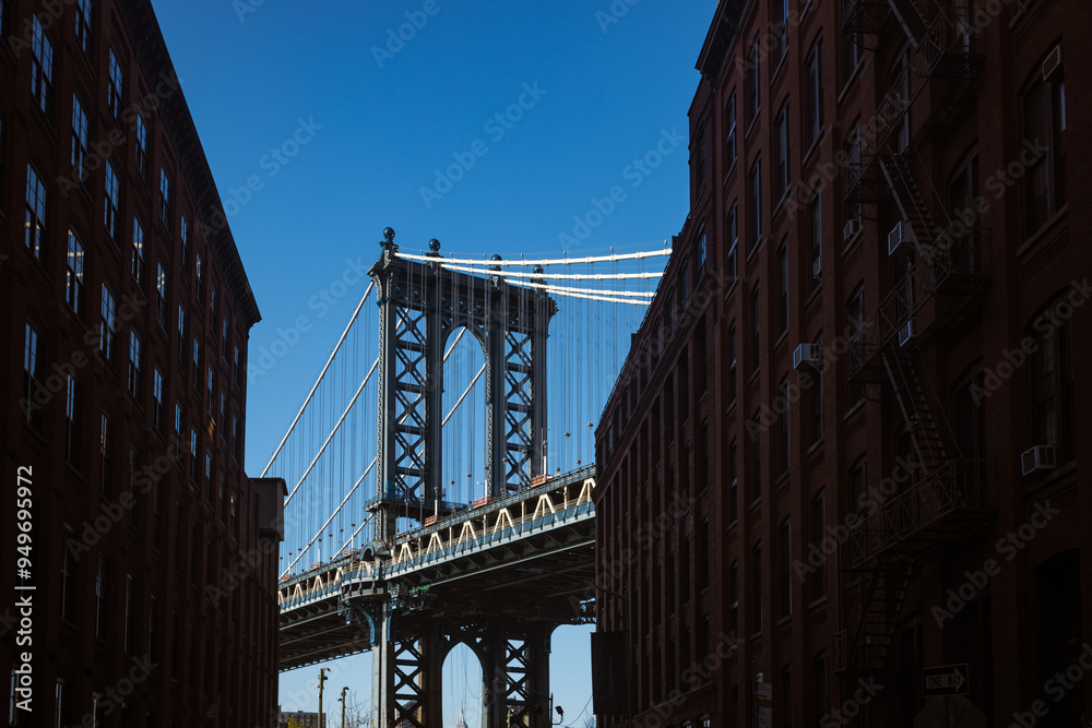 Naklejka premium Manhattan Bridge Framed by Buildings in Daylight 