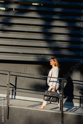 Business woman walking conf...