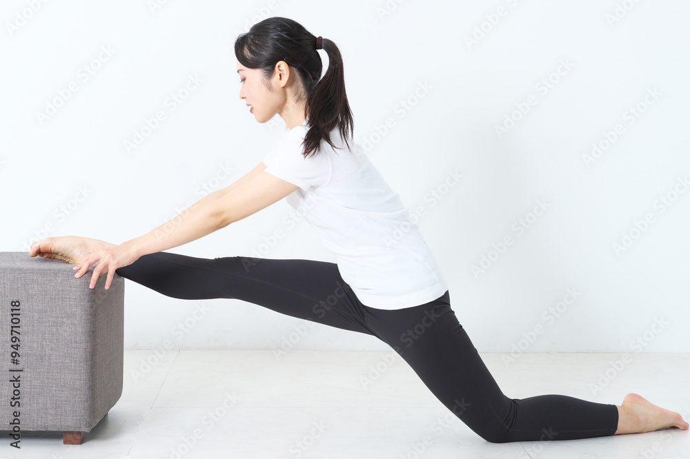 ストレッチをしている女性