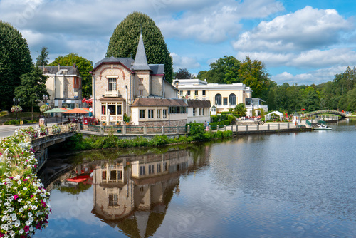 Bagnoles de l'Orne le casino et le lac sous un ciel d'été